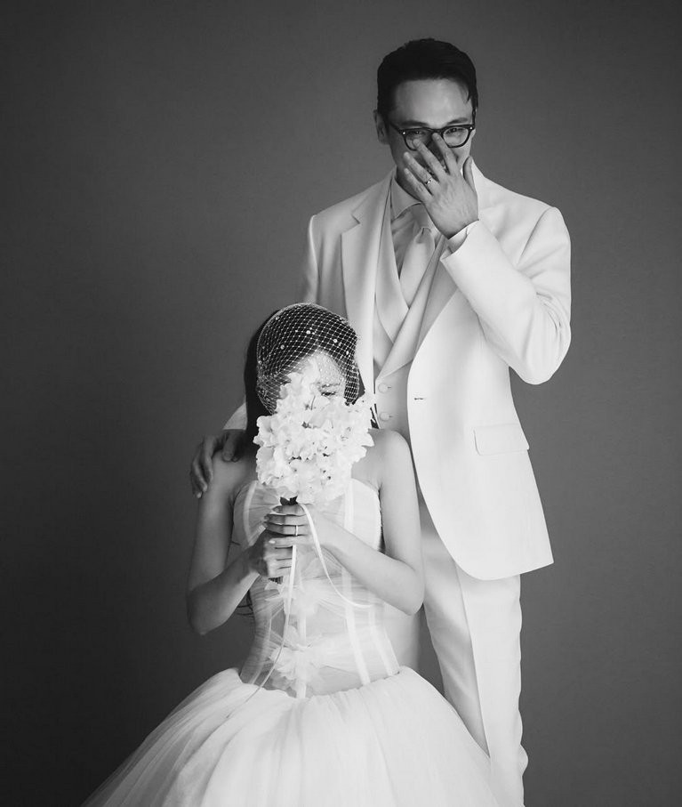 Một trong những hình cưới được Hyomin tiết lộ giờ hôn lễ diễn ra. Một trong những hình cưới được Hyomin tiết lộ giờ hôn lễ diễn ra.