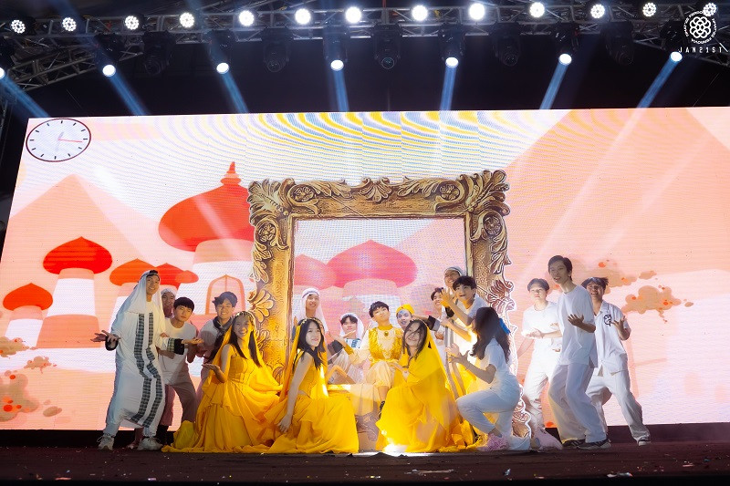 Mỗi khối chuyên một concept, một câu chuyện được kể bằng âm nhạc và vũ đạo đã đưa khán giả đi qua nhiều cung bậc cảm xúc khác nhau.