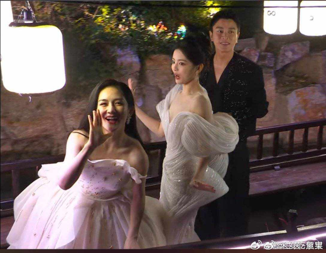 Thuyền của Tạ Na cũng lên Hot Search vì Cnet lo "bị chìm" do cô không ngừng nhún nhảy, tấu hề trên đường đi. Thuyền của Tạ Na cũng lên Hot Search vì Cnet lo "bị chìm" do cô không ngừng nhún nhảy, tấu hề trên đường đi.