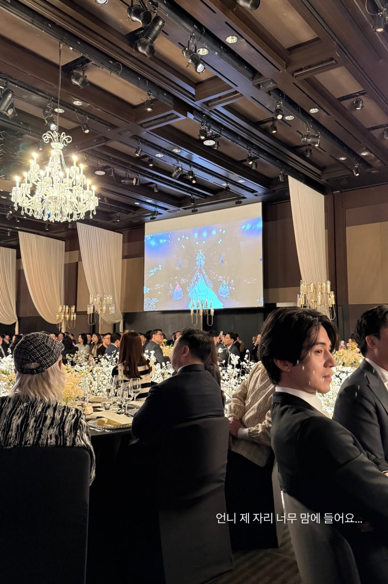 Các ngôi sao khác được bắt gặp tới dự lễ cưới của Hyomin còn có Ahn Jae Hyun, Jo Se Ho, Yuri (SNSD), Lee Dong Wook, Daesung (BIGBANG)... Các ngôi sao khác được bắt gặp tới dự lễ cưới của Hyomin còn có Ahn Jae Hyun, Jo Se Ho, Yuri (SNSD), Lee Dong Wook, Daesung (BIGBANG)...