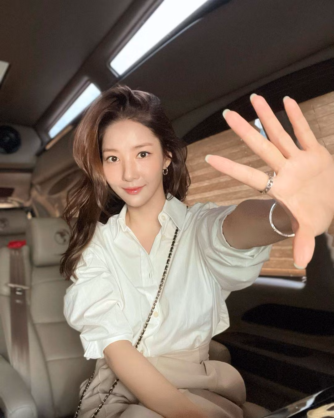Chiếc nhẫn được Park Min Young đeo tại ngón trỏ, có thiết kế như dạng mắt xích...