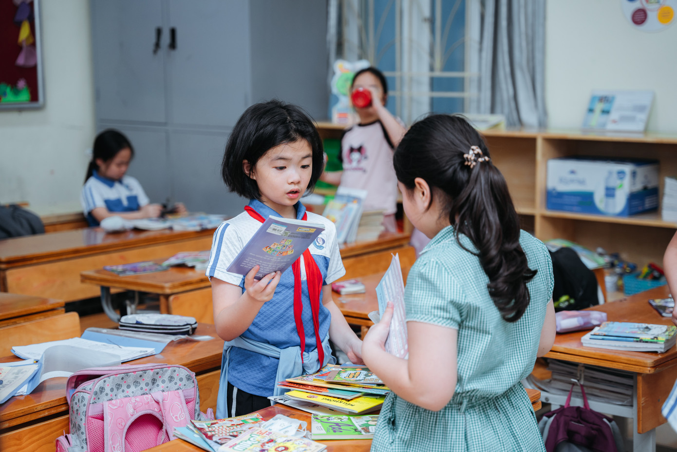 Tìm được cuốn sách hợp lý, tween lập tức tìm nơi để nghiền ngẫm ngay. Các bạn nhỏ cũng họp lại thành những nhóm nhỏ để cùng đọc, cùng bàn luận về những chi tiết hay.