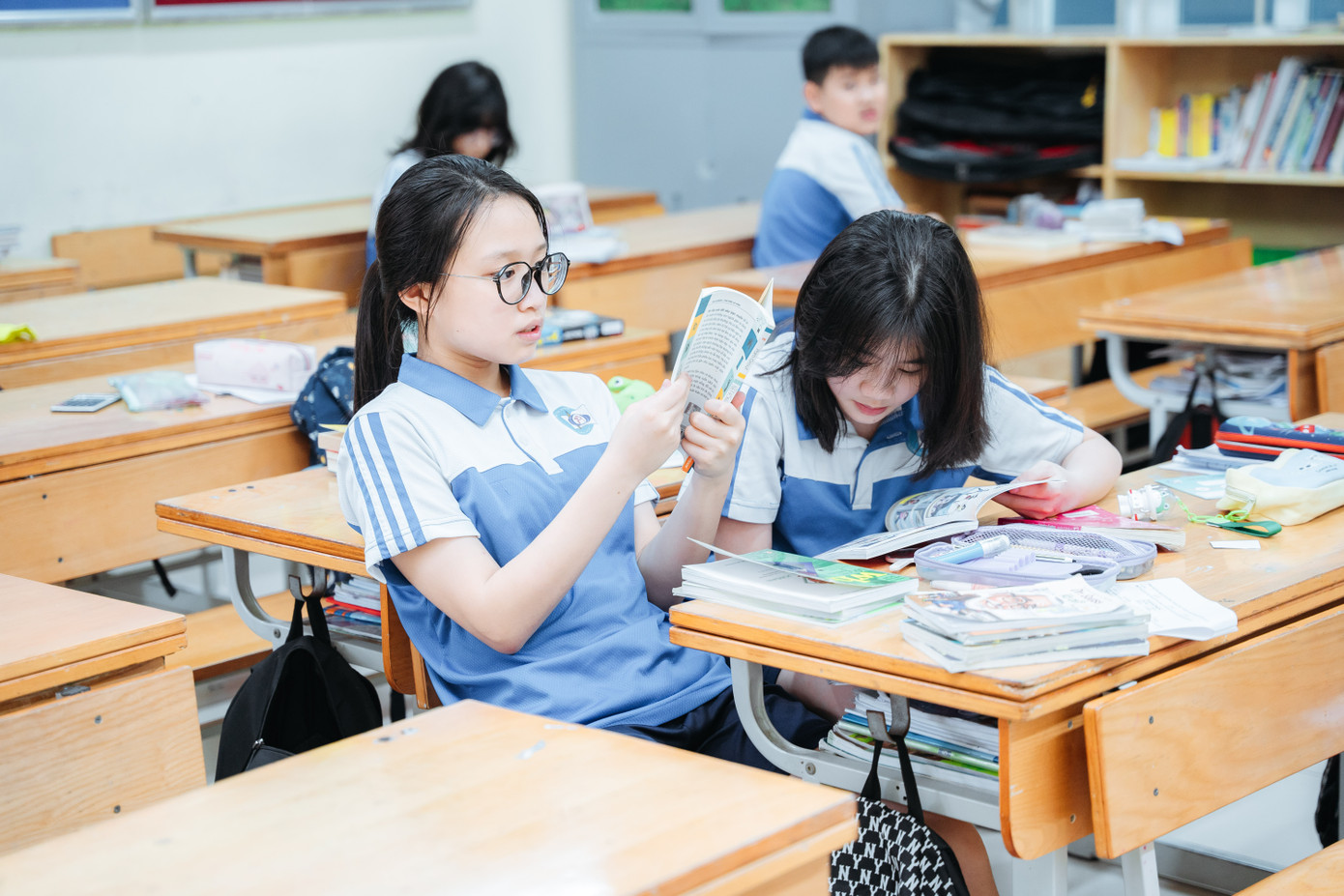 Tìm được cuốn sách hợp lý, tween lập tức tìm nơi để nghiền ngẫm ngay. Các bạn nhỏ cũng họp lại thành những nhóm nhỏ để cùng đọc, cùng bàn luận về những chi tiết hay.