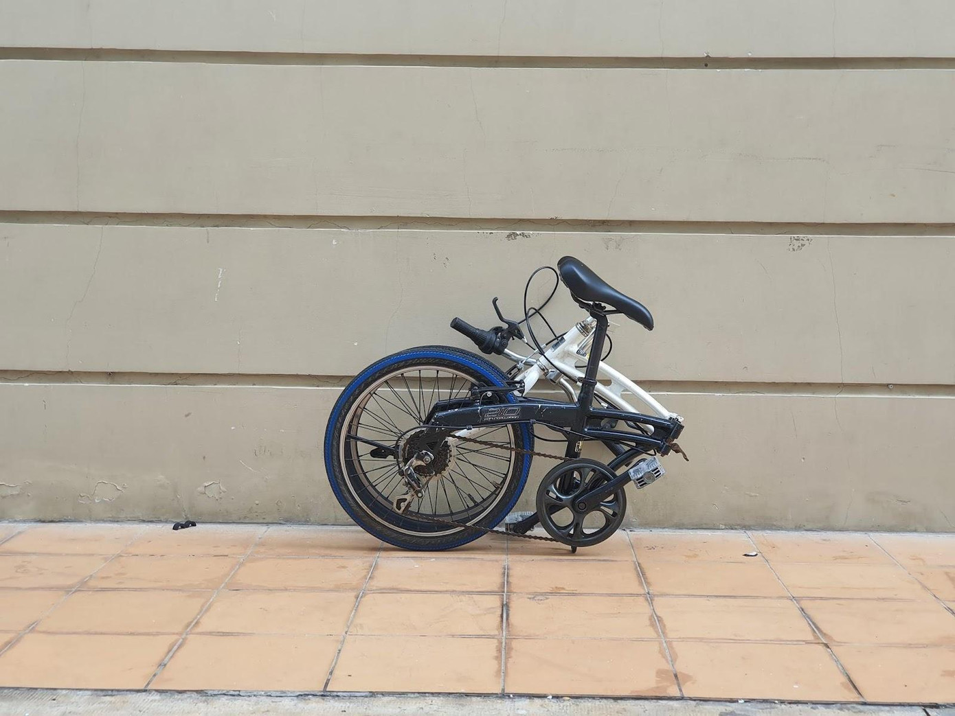 Chiếc xe được gấp gọn một cách dễ dàng, tiện ích. Chiếc xe được gấp gọn một cách dễ dàng, tiện ích.