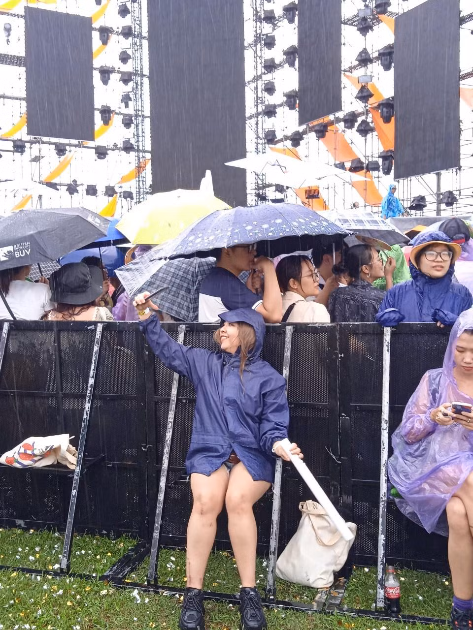Mưa thì mưa, nhưng đi chơi thì nhất định phải selfie một tấm! - Ảnh: Sam