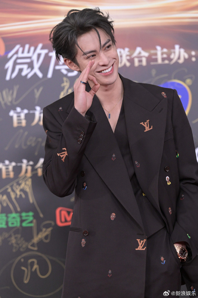 Sau mái tóc tẩy vàng, màu tóc khói này của Vương Hạc Đệ tiếp tục làm Cnet dậy sóng.