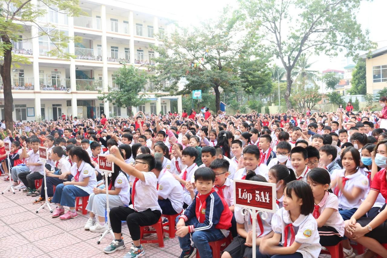 Tween Tiểu học Trần Đăng Ninh "bắn tim" cảm ơn thầy cô và các khách mời trong buổi nói chuyện. Tween Tiểu học Trần Đăng Ninh "bắn tim" cảm ơn thầy cô và các khách mời trong buổi nói chuyện.