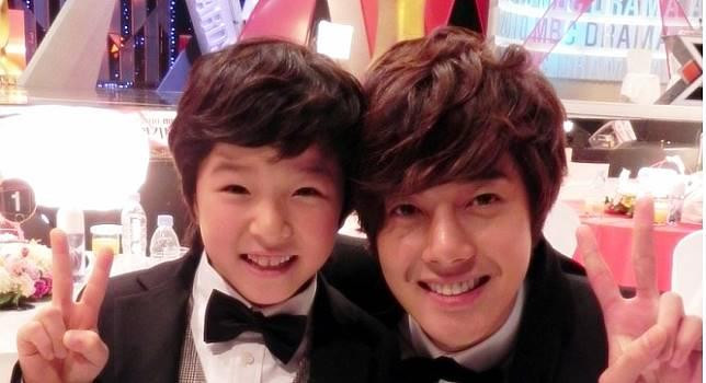 Vẻ ngây thơ, đáng yêu của Nam Da Reum vô cùng phù hợp với phiên bản “lớn” của cậu trong bộ phim - diễn viên Kim Hyun Jong.