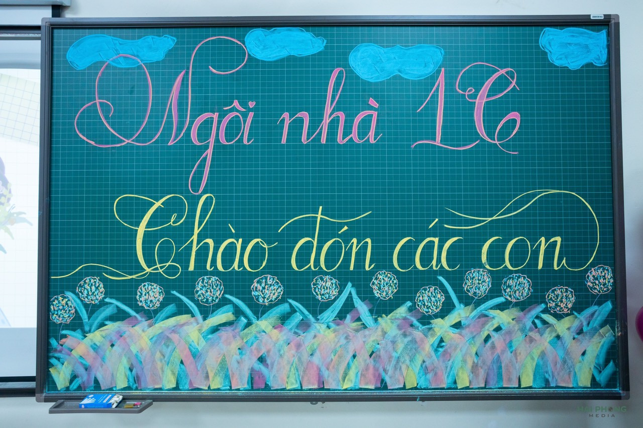 Không phải những bài học chữ viết, tween lớp 1 của trường Tiểu học Thái Thịnh đón tiết học đầu tiên bằng tấm bảng chào đón được viết nắn nót, trang trí bằng phấn màu của các thầy cô.