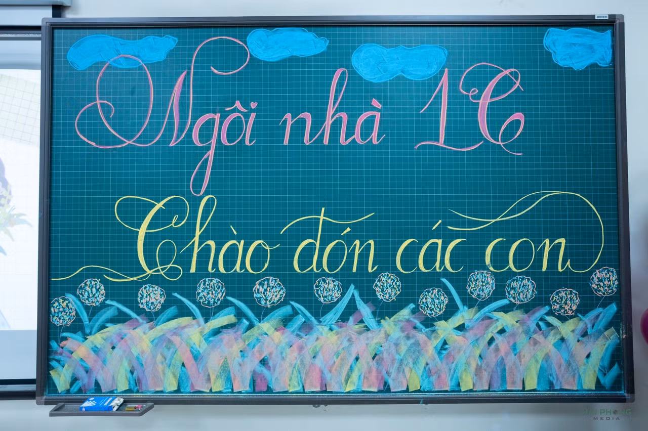 Không phải những bài học chữ viết, tween lớp 1 của trường Tiểu học Thái Thịnh đón tiết học đầu tiên bằng tấm bảng chào đón được viết nắn nót, trang trí bằng phấn màu của các thầy cô.
