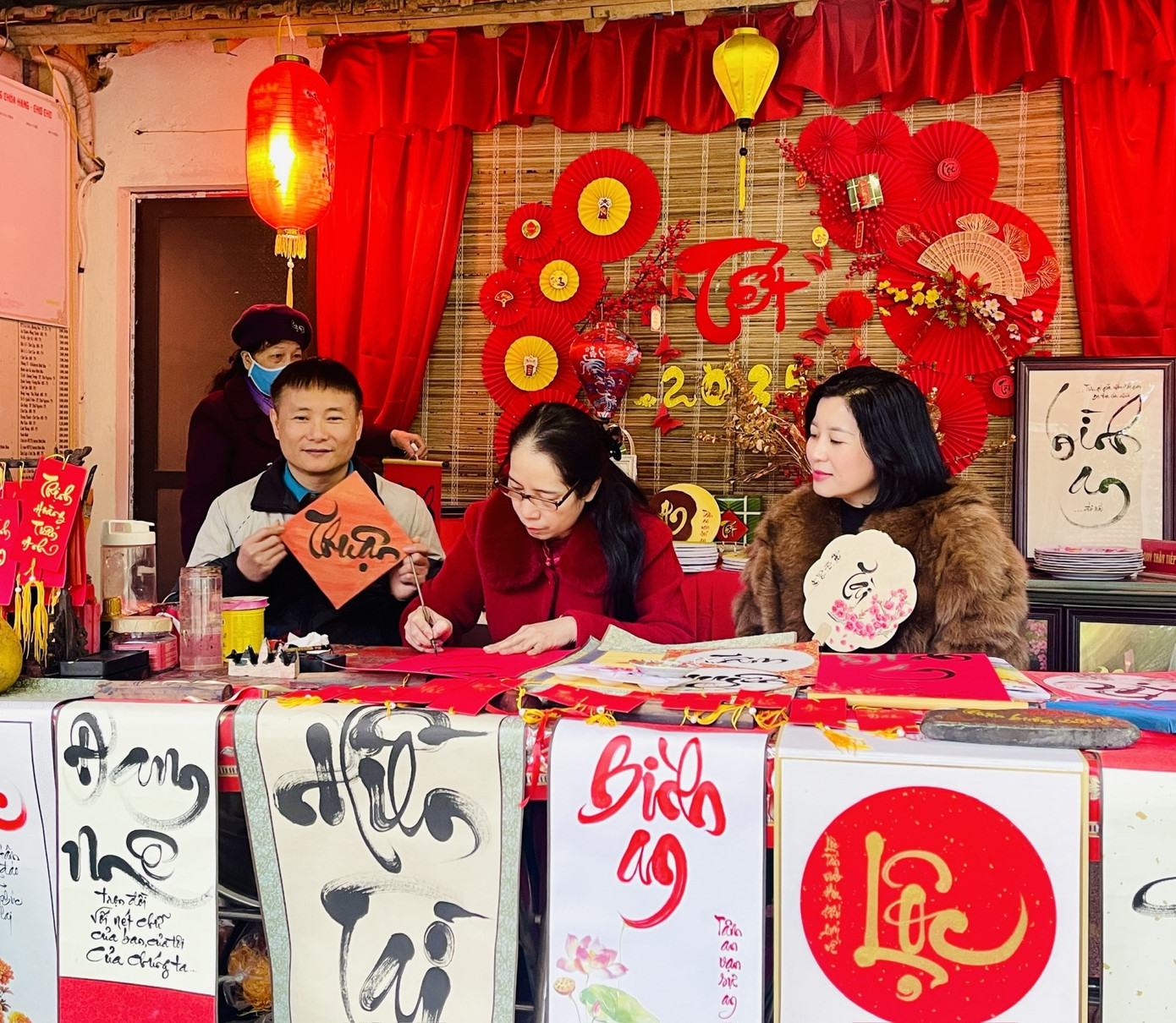 Cô giáo Linh Phượng tâm huyết với thư pháp Việt.