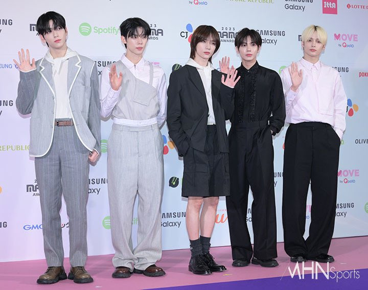 TXT chưa từng để fan thất vọng với diện mạo trên thảm đỏ.