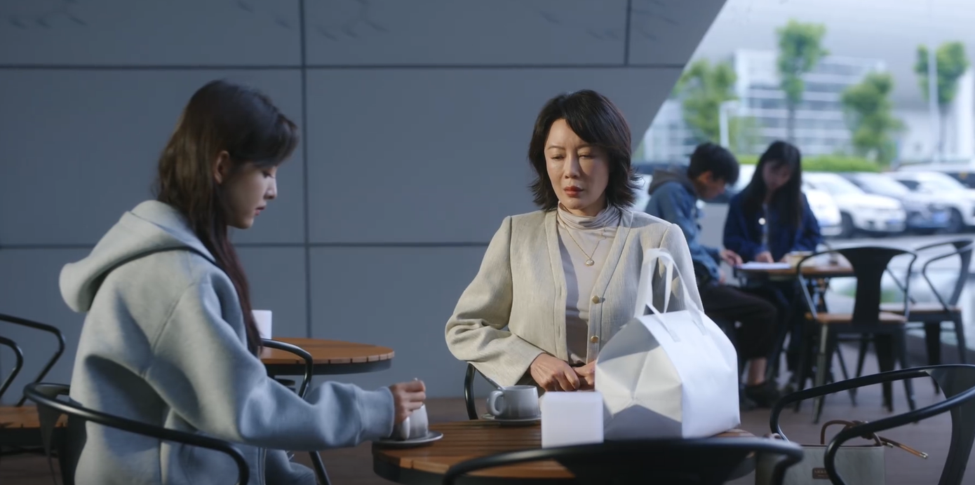 Tai cô chỉ "ong ong" những lời mẹ nói, trong đầu là chuỗi ký ức đau khổ hiện về, là tiếng bác dâu cả sang sảng bênh vực em trai. Tai cô chỉ "ong ong" những lời mẹ nói, trong đầu là chuỗi ký ức đau khổ hiện về, là tiếng bác dâu cả sang sảng bênh vực em trai.