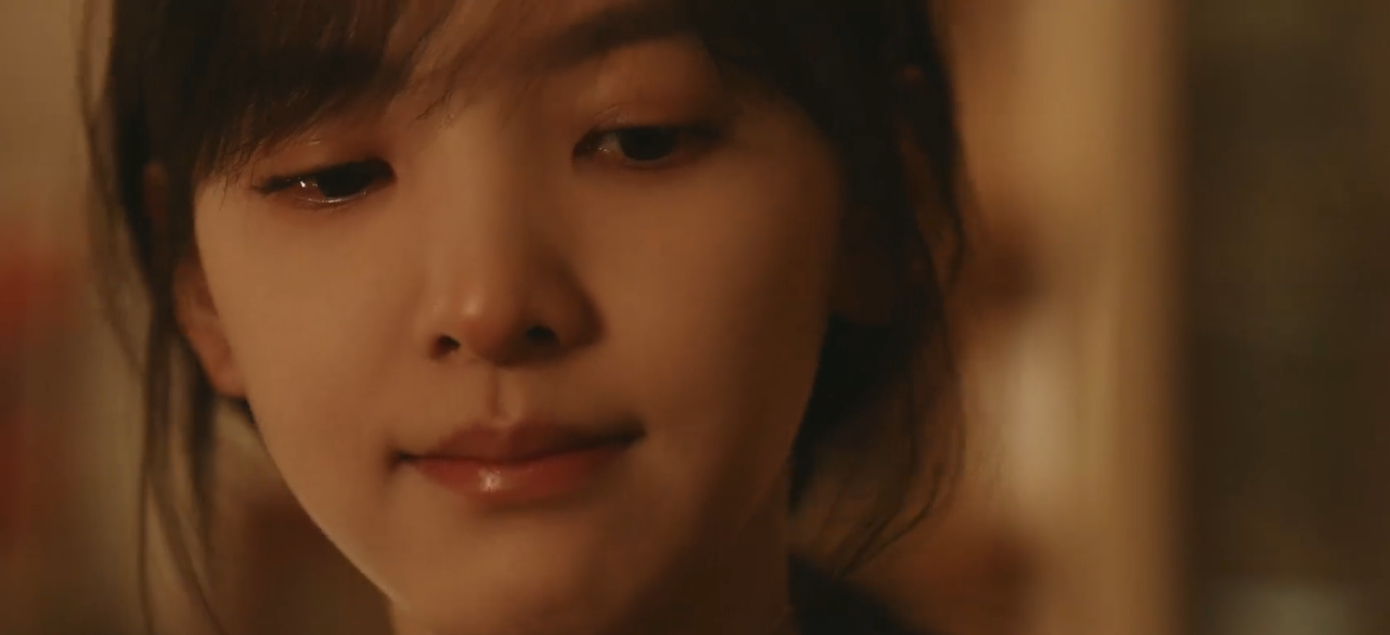 Đối mắt Dĩ Phàm lấp lánh ánh nước khi nhận ra sự chu đáo của tình đầu. Đối mắt Dĩ Phàm lấp lánh ánh nước khi nhận ra sự chu đáo của tình đầu.