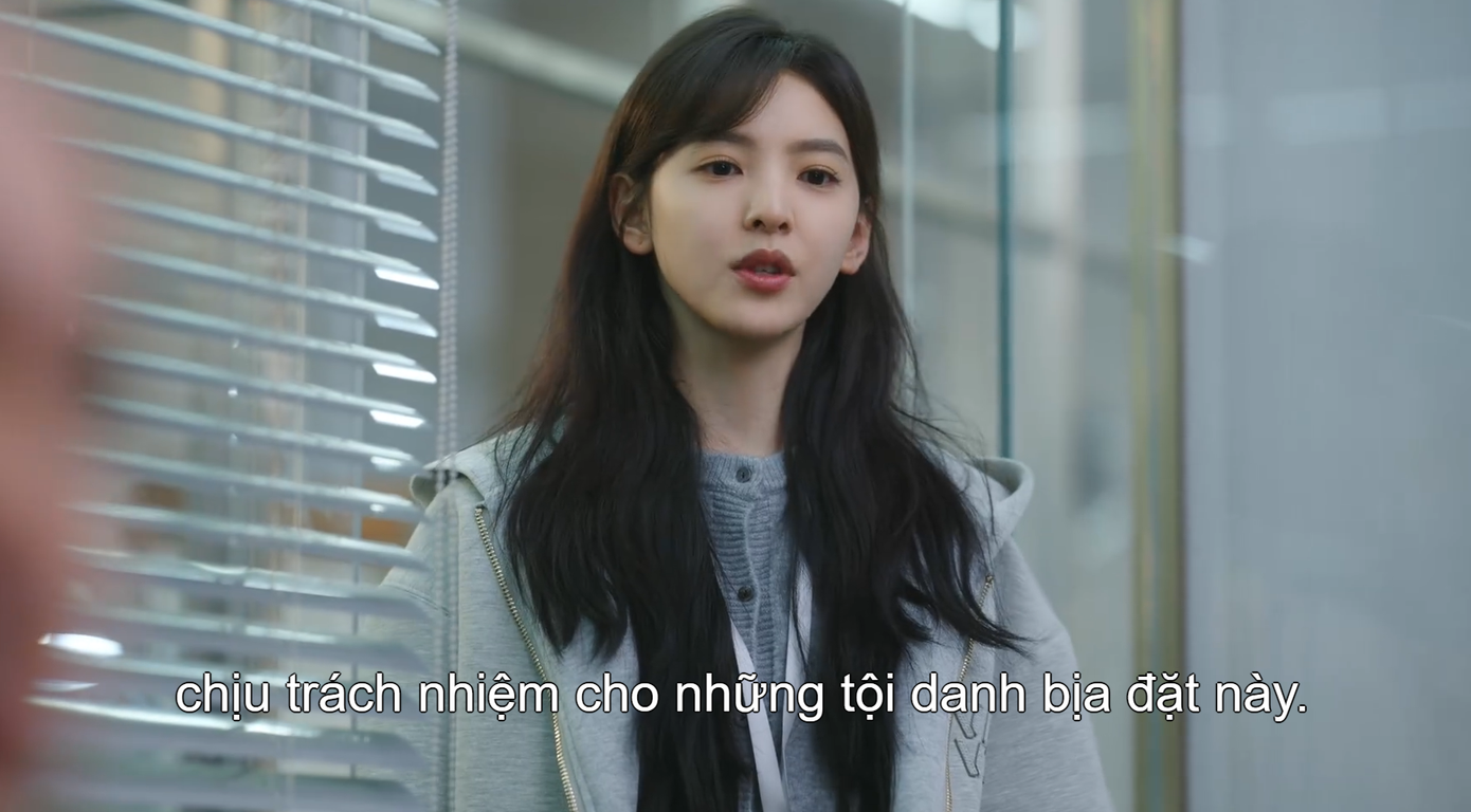 Chủ nhiệm Cam bênh vực cô, thẳng thắn, dứt khoát như cách ông từng hỏi rõ mọi chuyện, khuyên cô đi liên hoan, hòa nhập với mọi người trong tòa soạn. Chủ nhiệm Cam bênh vực cô, thẳng thắn, dứt khoát như cách ông từng hỏi rõ mọi chuyện, khuyên cô đi liên hoan, hòa nhập với mọi người trong tòa soạn.