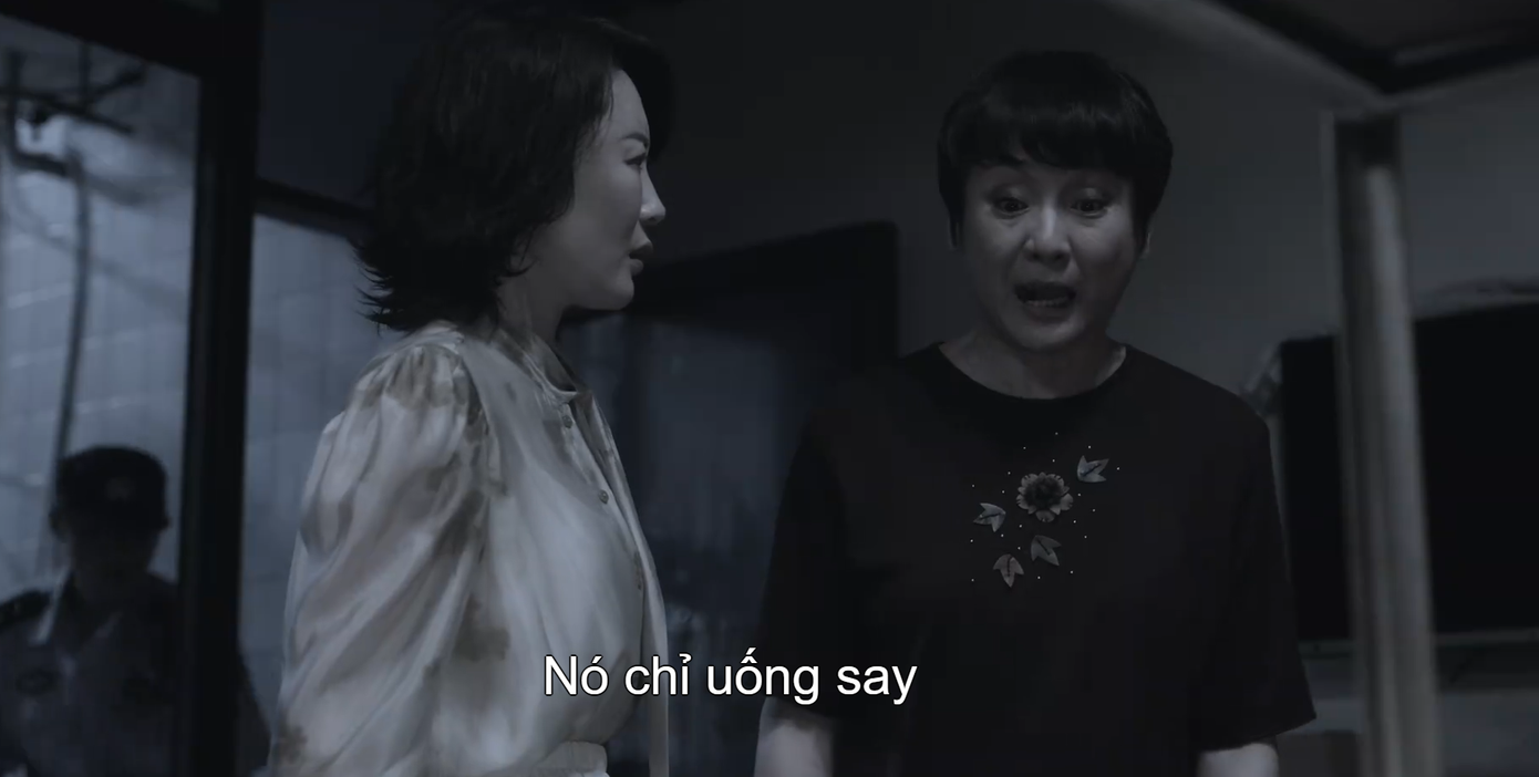 Tai cô chỉ "ong ong" những lời mẹ nói, trong đầu là chuỗi ký ức đau khổ hiện về, là tiếng bác dâu cả sang sảng bênh vực em trai. Tai cô chỉ "ong ong" những lời mẹ nói, trong đầu là chuỗi ký ức đau khổ hiện về, là tiếng bác dâu cả sang sảng bênh vực em trai.