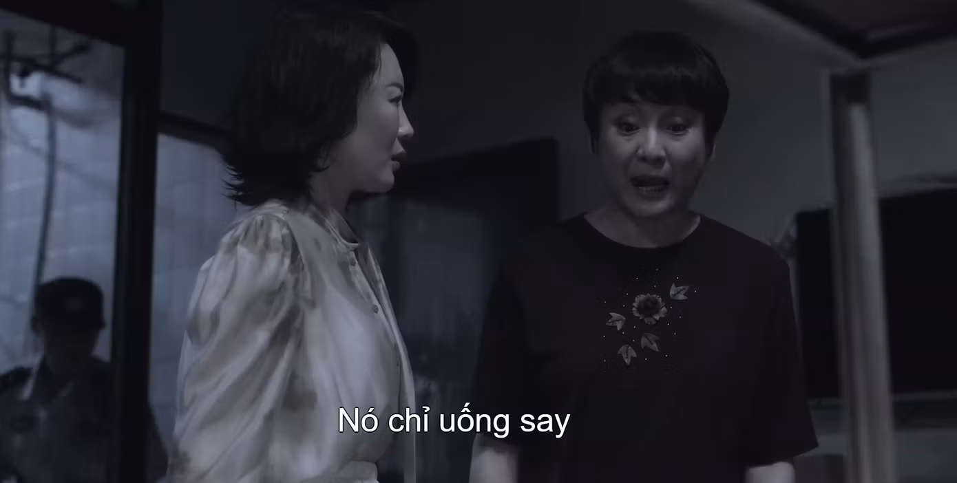 Tai cô chỉ "ong ong" những lời mẹ nói, trong đầu là chuỗi ký ức đau khổ hiện về, là tiếng bác dâu cả sang sảng bênh vực em trai.