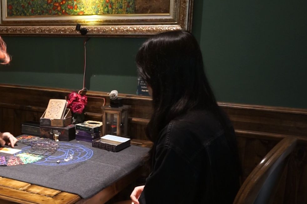 Nhiều bạn trẻ tìm đến bói bài Tarot để tìm ra đáp án trong chuyện tình cảm. Nhiều bạn trẻ tìm đến bói bài Tarot để tìm ra đáp án trong chuyện tình cảm.