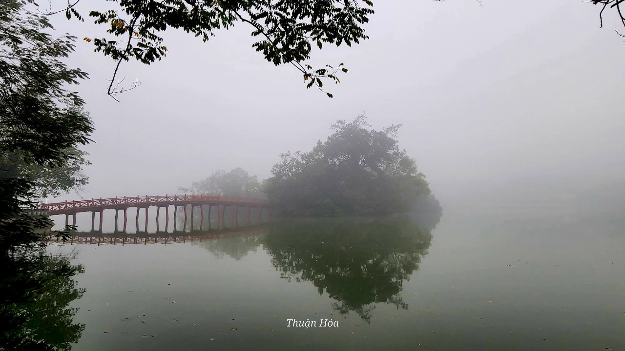 Lớp sương bao trùm quanh mặt hồ. - Ảnh: Thuận Hóa