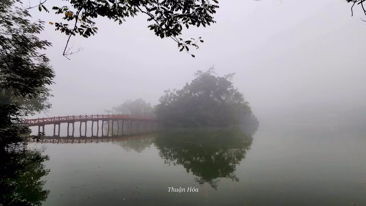 Lớp sương bao trùm quanh mặt hồ. - Ảnh: Thuận Hóa