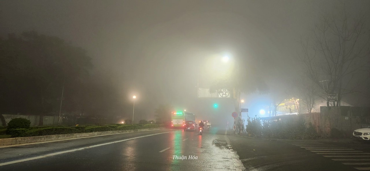 Mưa phùn, sương mù vào sáng sớm ở Hà Nội. - Ảnh: Thuận Hóa