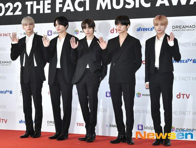 TXT điển trai tại thảm đỏ. Trưởng nhóm Soobin khiến fan bất ngờ với màu tóc trắng.