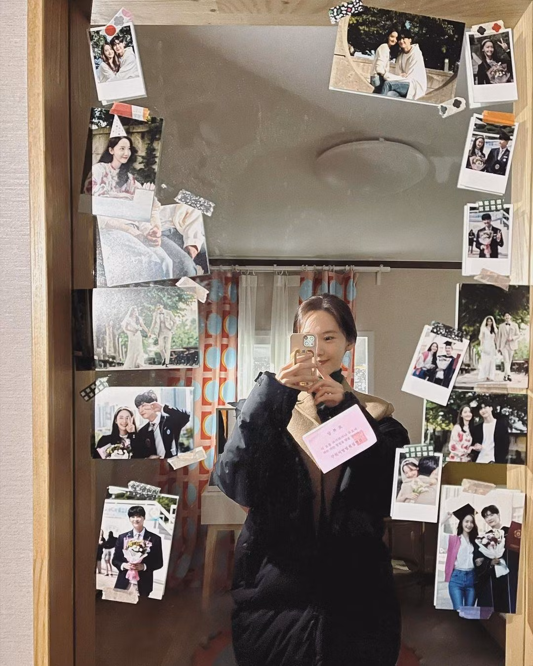 Chiếc gương với đầy những khoảnh khắc đáng nhớ của vợ chồng HoHo được Yoona chia sẻ trên Instagram.