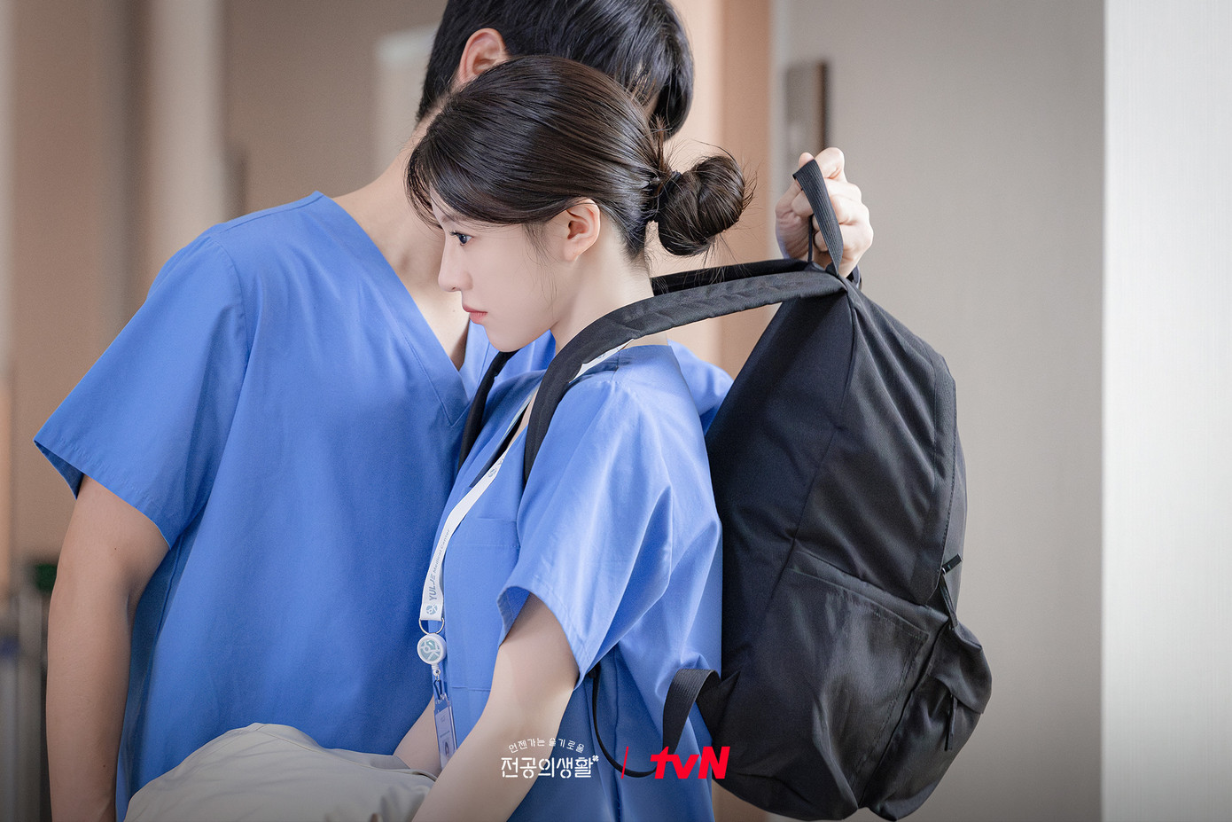 Đoạn có độ ngọt cao nhất của Do Won - Yi Young hiện tại nằm ở cuối tập 2, khi Do Won kéo chiếc balo nặng trịch của "em gái chị dâu" lên, nghiêng người, ghé tai nhắc cô về món nợ 50 triệu won, nhất định phải trở lại đi làm vào ngày mai.