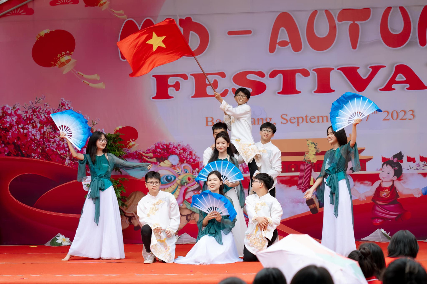 "Anh chị cả" khối lớp 9 của trường đem đến những tiết mục văn nghệ mãn nhãn. "Anh chị cả" khối lớp 9 của trường đem đến những tiết mục văn nghệ mãn nhãn.