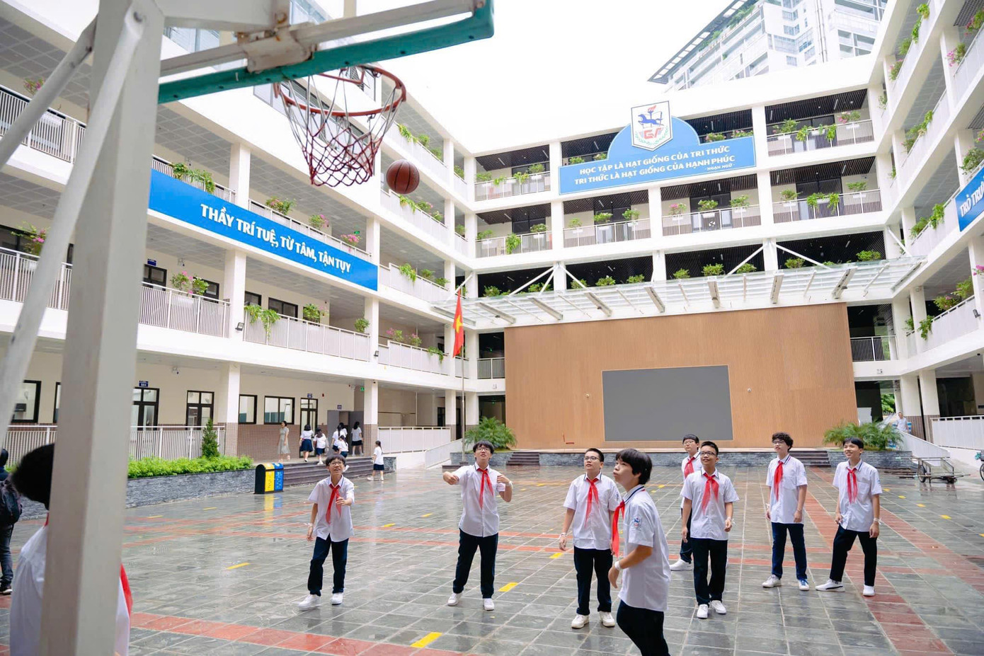 Trường THCS Giảng Võ sau khi tái xây dựng trở thành ngôi trường có cơ sở hiện đại, tiện nghi bậc nhất quận Ba Đình (Hà Nội).