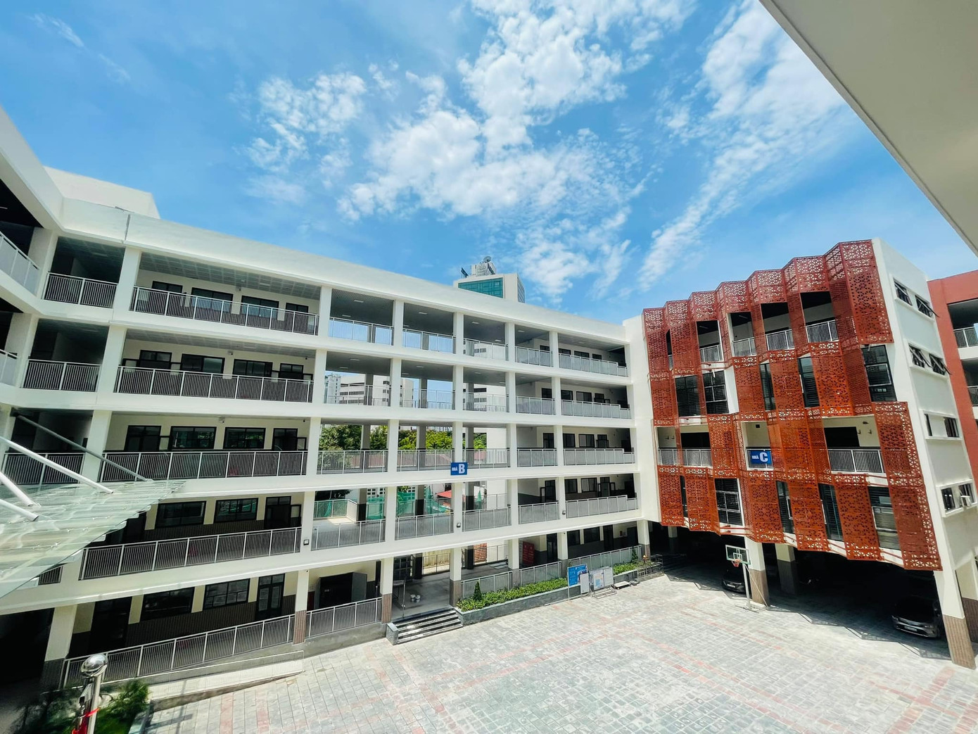 Cửa rào đỏ với thiết kế độc đáo, lạ mắt gây ấn tượng ngay khi nhìn từ cổng chính vào trường.