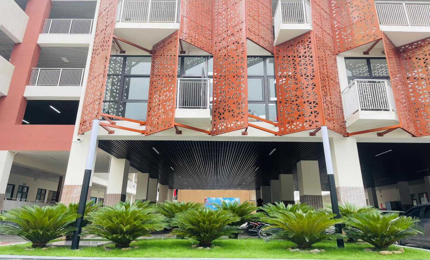 Cửa rào đỏ với thiết kế độc đáo, lạ mắt gây ấn tượng ngay khi nhìn từ cổng chính vào trường.