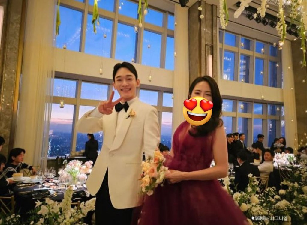 Bộ lễ phục thứ hai của Chen và bà xã.