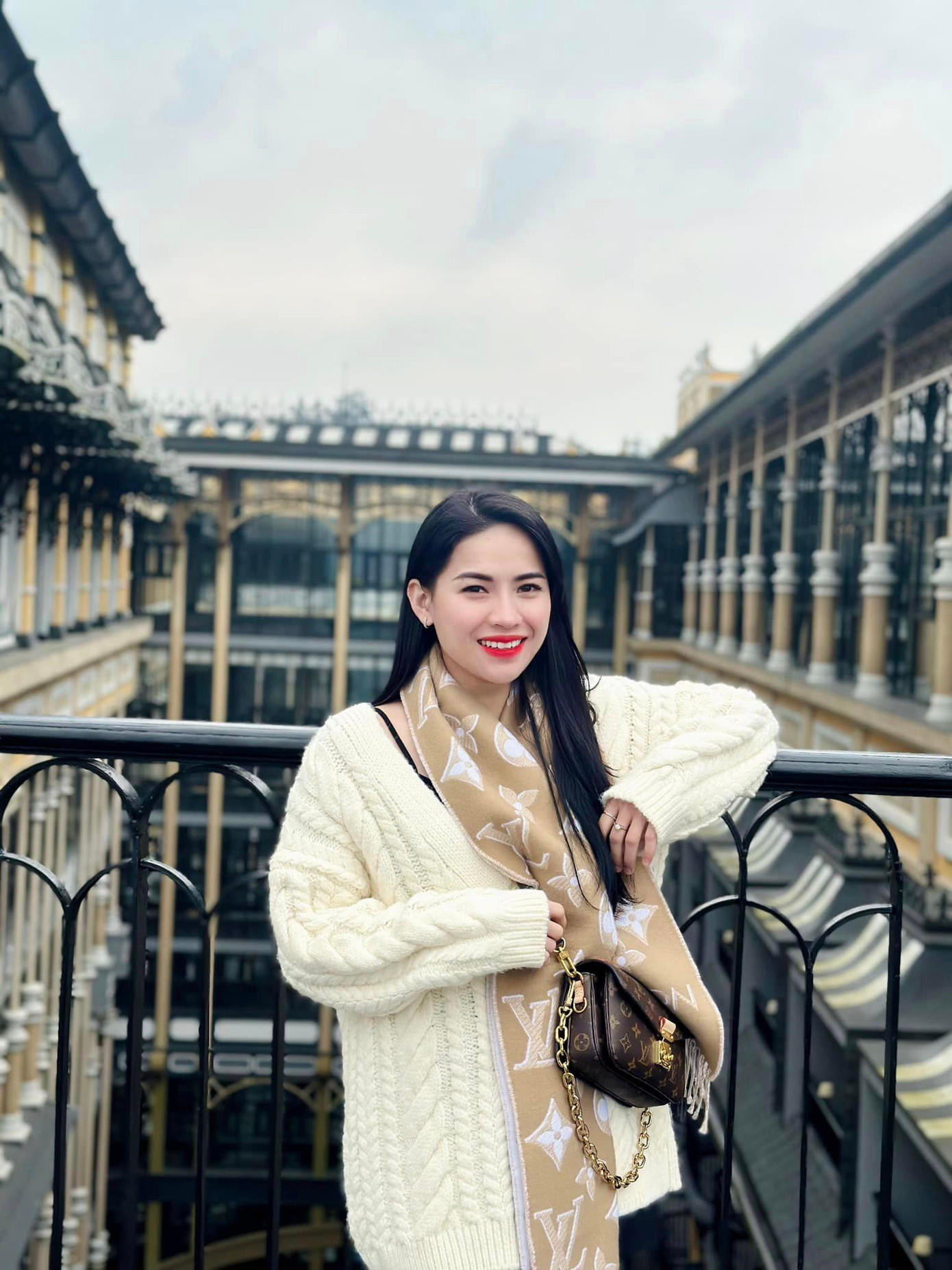 Võ Hà Linh sở hữu nhiều món đồ hiệu từ túi xách, trang phục thuộc các thương hiệu xa xỉ.