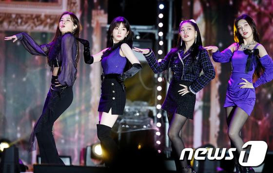 Red Velvet biểu diễn Psycho với đội hình 4 thành viên tại Gangnam Festival 2020 do Wendy gặp chấn thương.