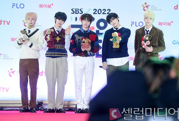 TXT điển trai, ngọt ngào khi xuất hiện cùng những chú gấu bông.