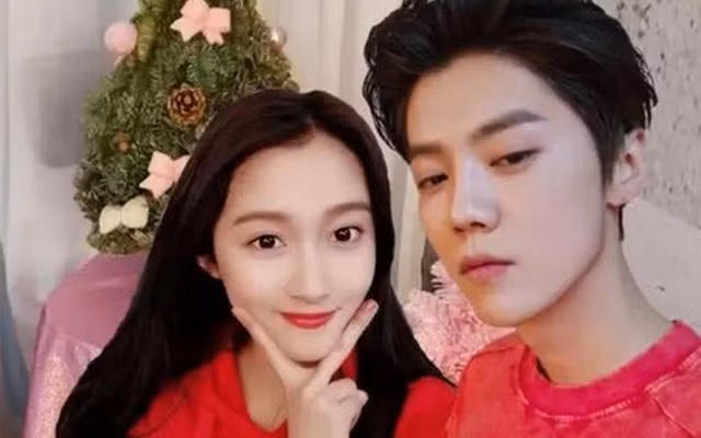 Lộc Hàm và Quan Hiểu Đồng đối mặt với nhiều tin đồn chia tay. Nhưng hiện tại, cả hai vẫn đang duy trì mối quan hệ hạnh phúc.