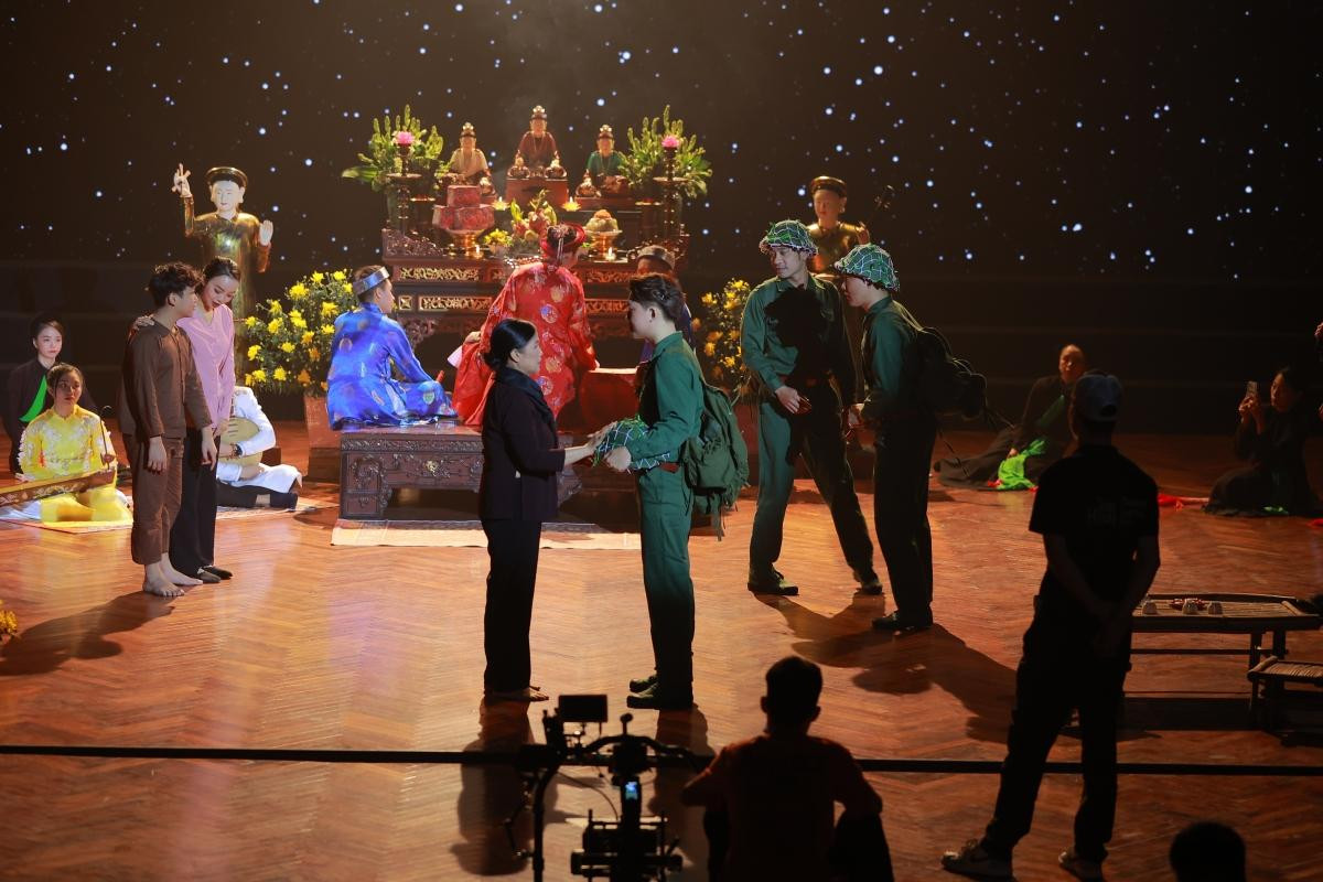 Lạy Mẫu Anh Linh không nhắm đến thị hiếu của giới trẻ, mà mong muốn tạo hứng thú cho giới trẻ tìm hiểu về văn hóa, tín ngưỡng dân tộc Việt Nam. Lạy Mẫu Anh Linh không nhắm đến thị hiếu của giới trẻ, mà mong muốn tạo hứng thú cho giới trẻ tìm hiểu về văn hóa, tín ngưỡng dân tộc Việt Nam.