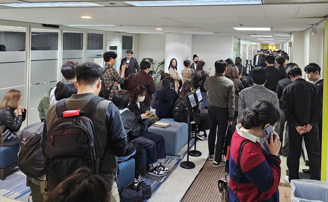 Theo Korea Joong Ang, có ít nhất 50 phóng viên và nhiếp ảnh tới buổi họp báo này.