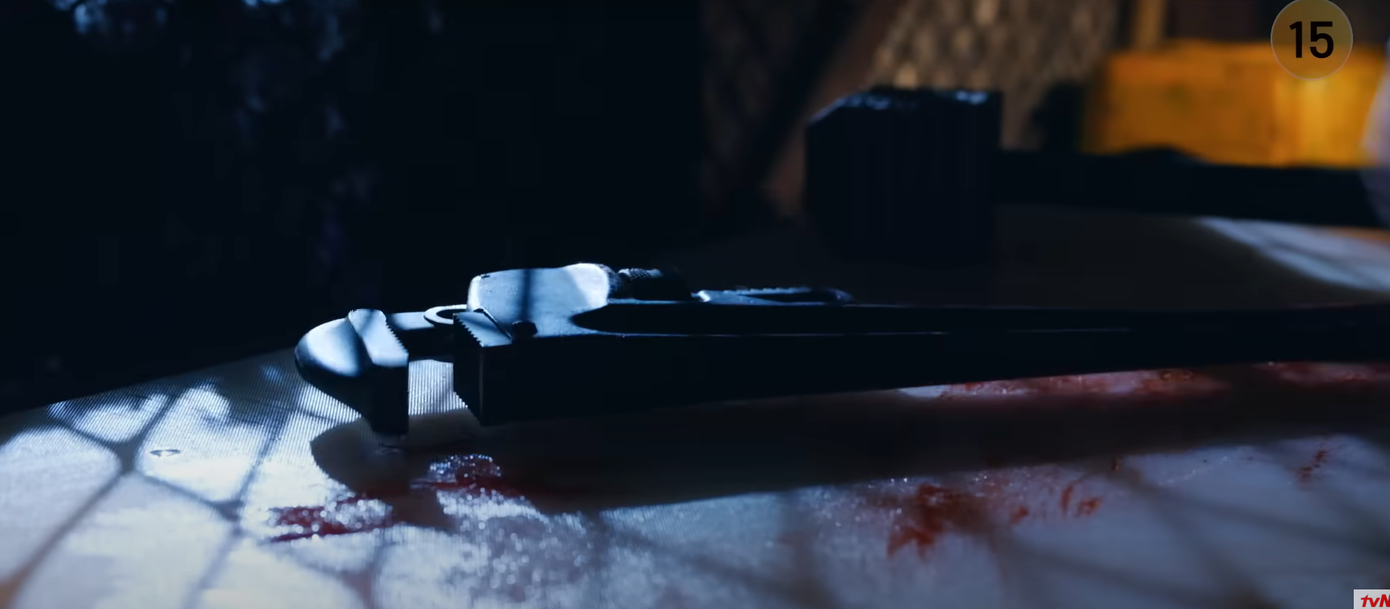 Có lẽ tên sát nhân sẽ tra tấn Sol, lý do hắn bắt cô là gì hiện chưa rõ. Có lẽ tên sát nhân sẽ tra tấn Sol, lý do hắn bắt cô là gì hiện chưa rõ.