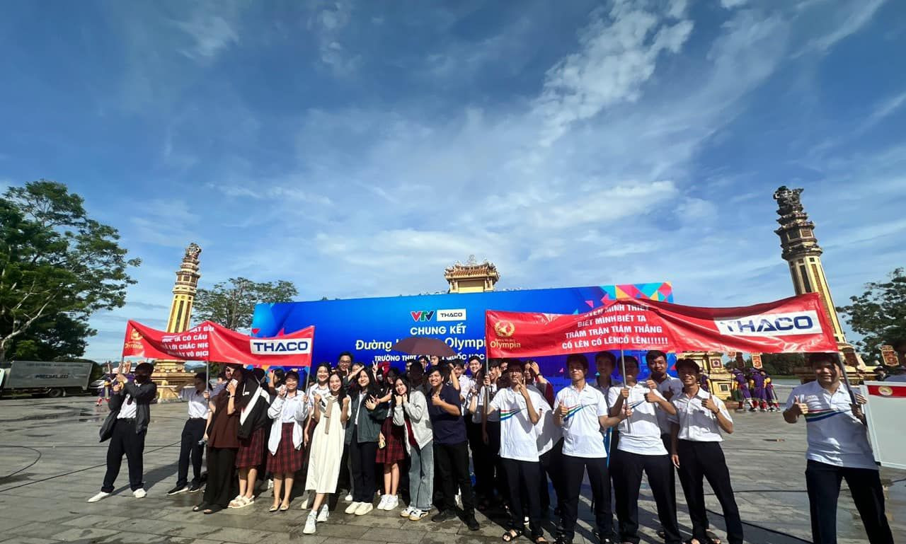 Bia Quốc Học, trước cổng trường THPT chuyên Quốc Học Huế là nơi đặt điểm cầu đại diện cho thí sinh Nguyễn Minh Triết.