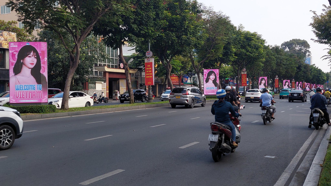 Cờ phướn phủ hồng các cung đường để đón "công chúa của Nyeongrandan". - Ảnh: @Daisy_Lnn Cờ phướn phủ hồng các cung đường để đón "công chúa của Nyeongrandan". - Ảnh: @Daisy_Lnn