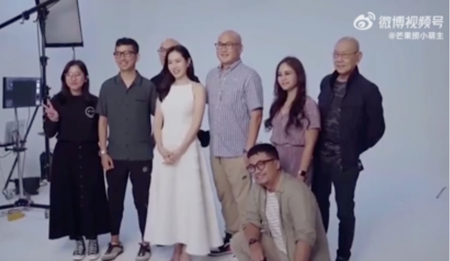 Trong suốt quá trình chụp ảnh, Son Ye Jin luôn để tay duỗi sang hai bên tựa theo vòng bụng như đang ôm ấp thiên thần nhỏ bên trong khiến fan thích thú.