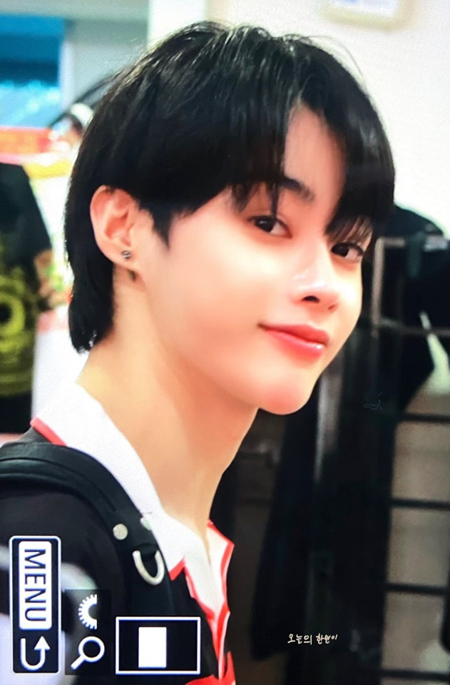 Hanbin tại sân bay Tân Sơn Nhất. - Ảnh: Onlyone Hanbin tại sân bay Tân Sơn Nhất. - Ảnh: Onlyone