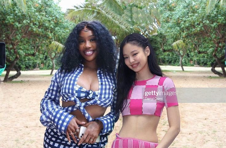 Jennie ngồi cạnh SZA ở show diễn của Jacquemus vào năm 2022. Jennie ngồi cạnh SZA ở show diễn của Jacquemus vào năm 2022.