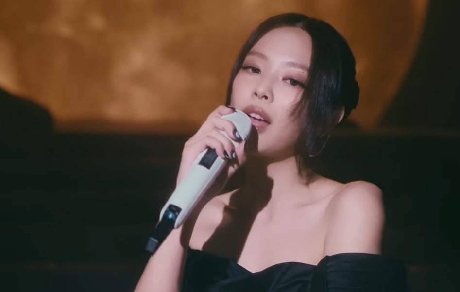 Jennie chỉ đơn giản ngồi hát trong live clip cũng khiến khán giả không thể rời mắt.
