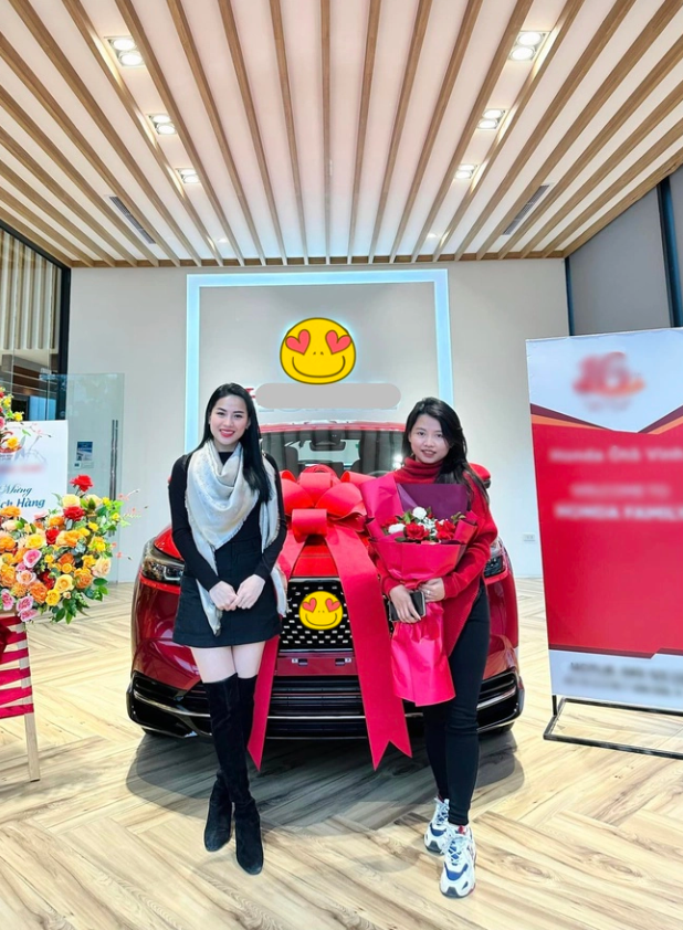 Đầu năm nay, "chiến thần review" khoe mới sắm chiếc xe thứ ba, lần này là tặng chị gái.