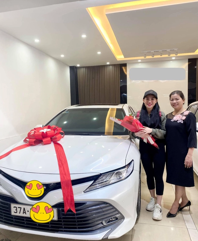 Võ Hà Linh cùng mẹ đi nhận xe.