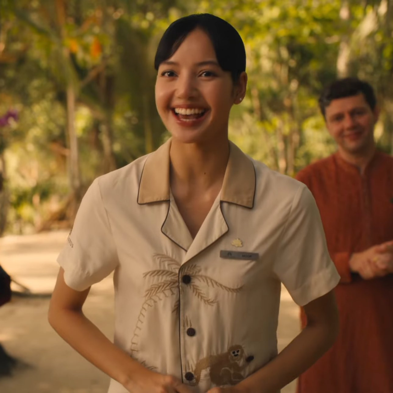 Dựa vào hình ảnh này, khán giả đoán Lisa vào vai quản lý của khách sạn ở Thái Lan.