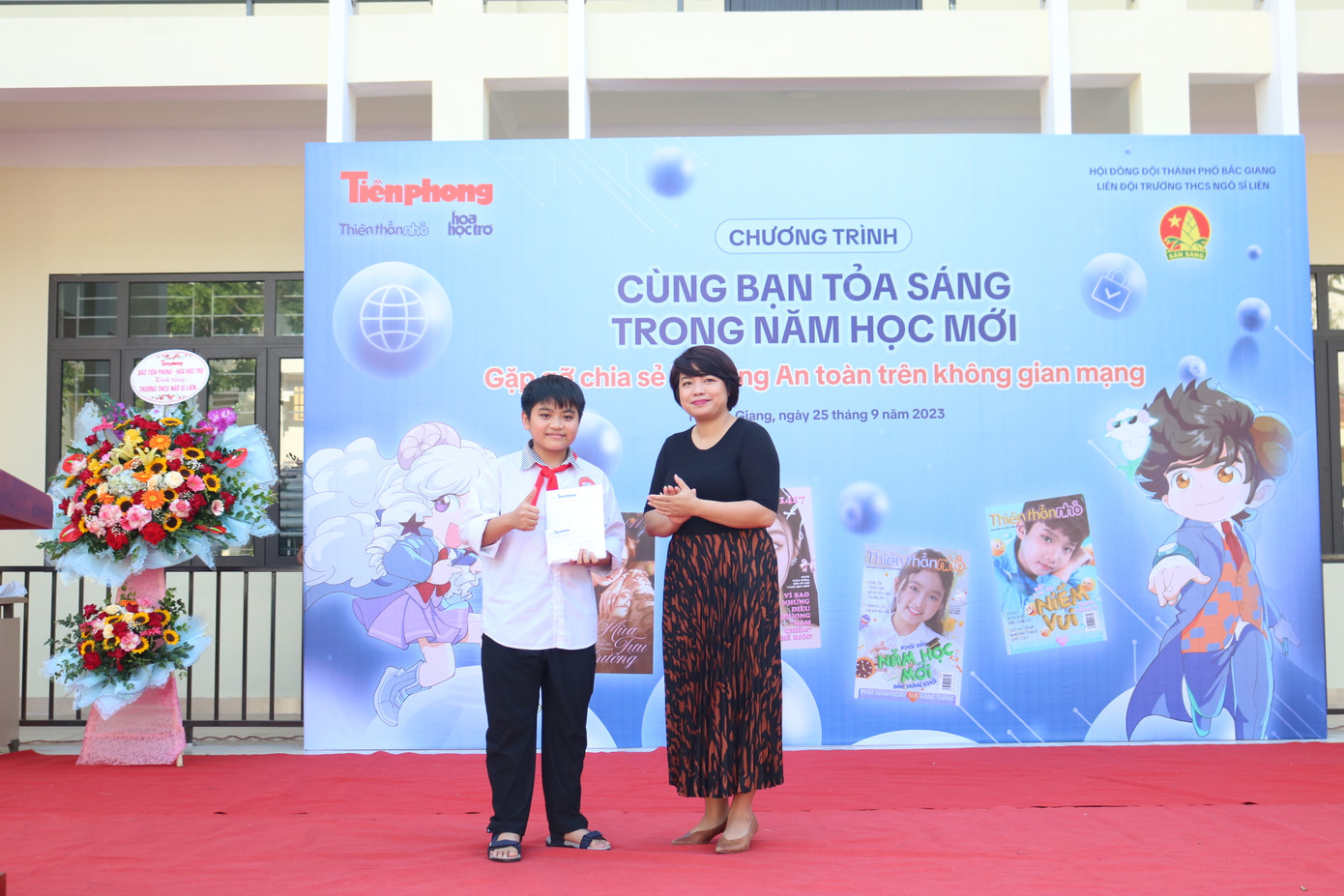 Bạn trong lớp Đỗ Đức Đăng (lớp 8A1) mang đến niềm tự hào cho cả lớp khi được xướng tên là học sinh tiêu biểu được nhận học bổng với những thành tích ấn tượng. Bạn trong lớp Đỗ Đức Đăng (lớp 8A1) mang đến niềm tự hào cho cả lớp khi được xướng tên là học sinh tiêu biểu được nhận học bổng với những thành tích ấn tượng.